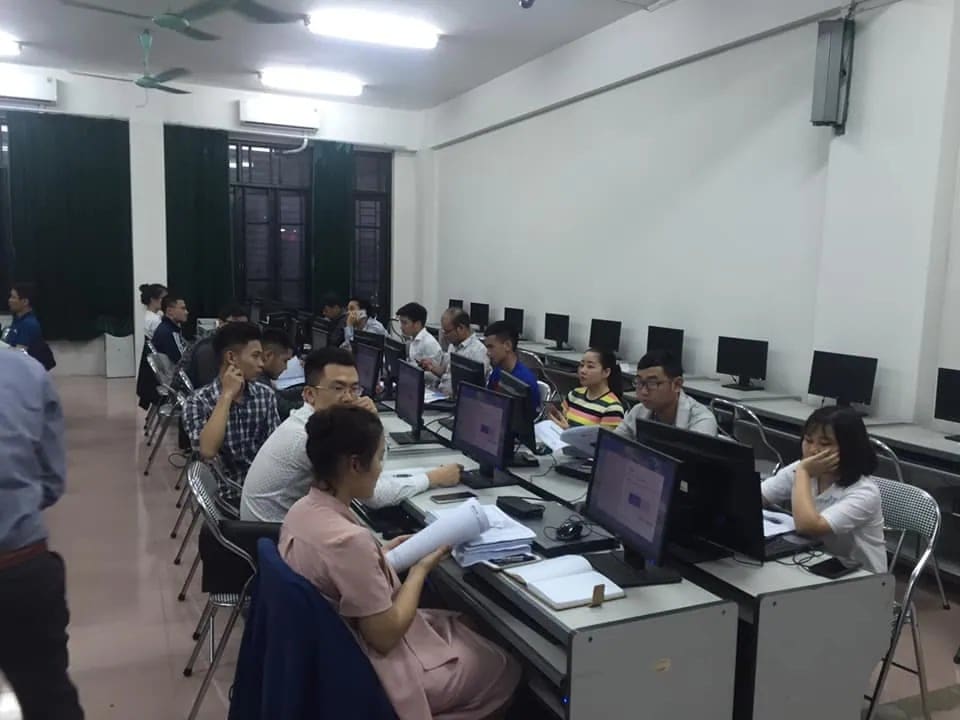 Học viên khóa Kỹ sư QS tại Viện làm việc trên hồ sơ bản vẽ in. Đo bóc khối lượng trên bản vẽ thật là kỹ năng được kiểm tra đầu tiên, trước mọi phần mềm