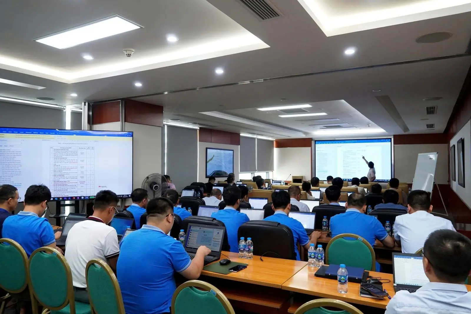 VIDIFI participants practising on their own laptops under the lecturer's guidance during the infrastructure BIM programme