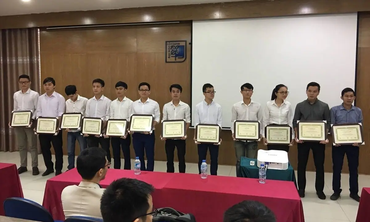 Học viên dự án Work in Japan cầm chứng nhận cuối khóa BIM – Revit do Viện Tin học Xây dựng cấp