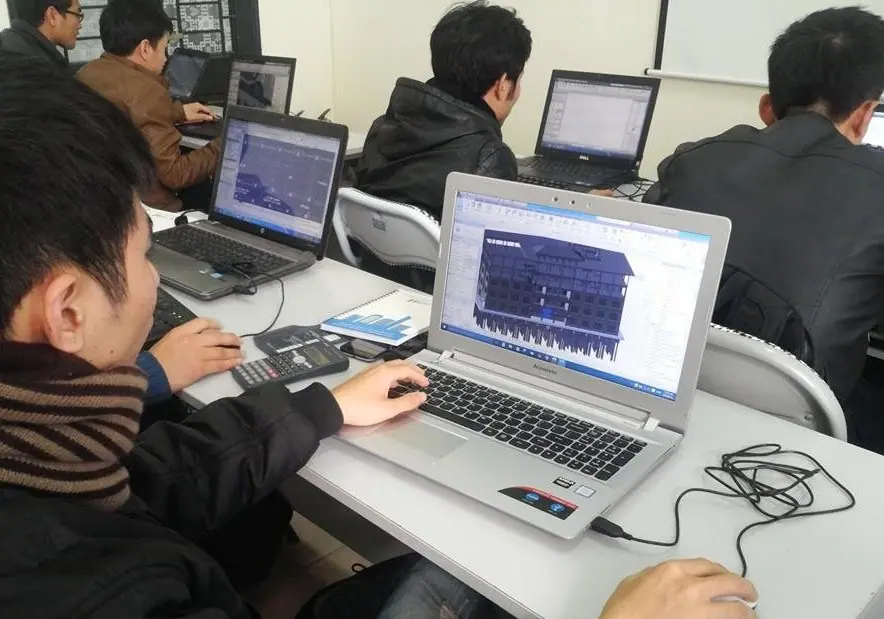 Học viên dự án Work in Japan lập mô hình tòa nhà trên máy tính trong giờ thực hành Revit