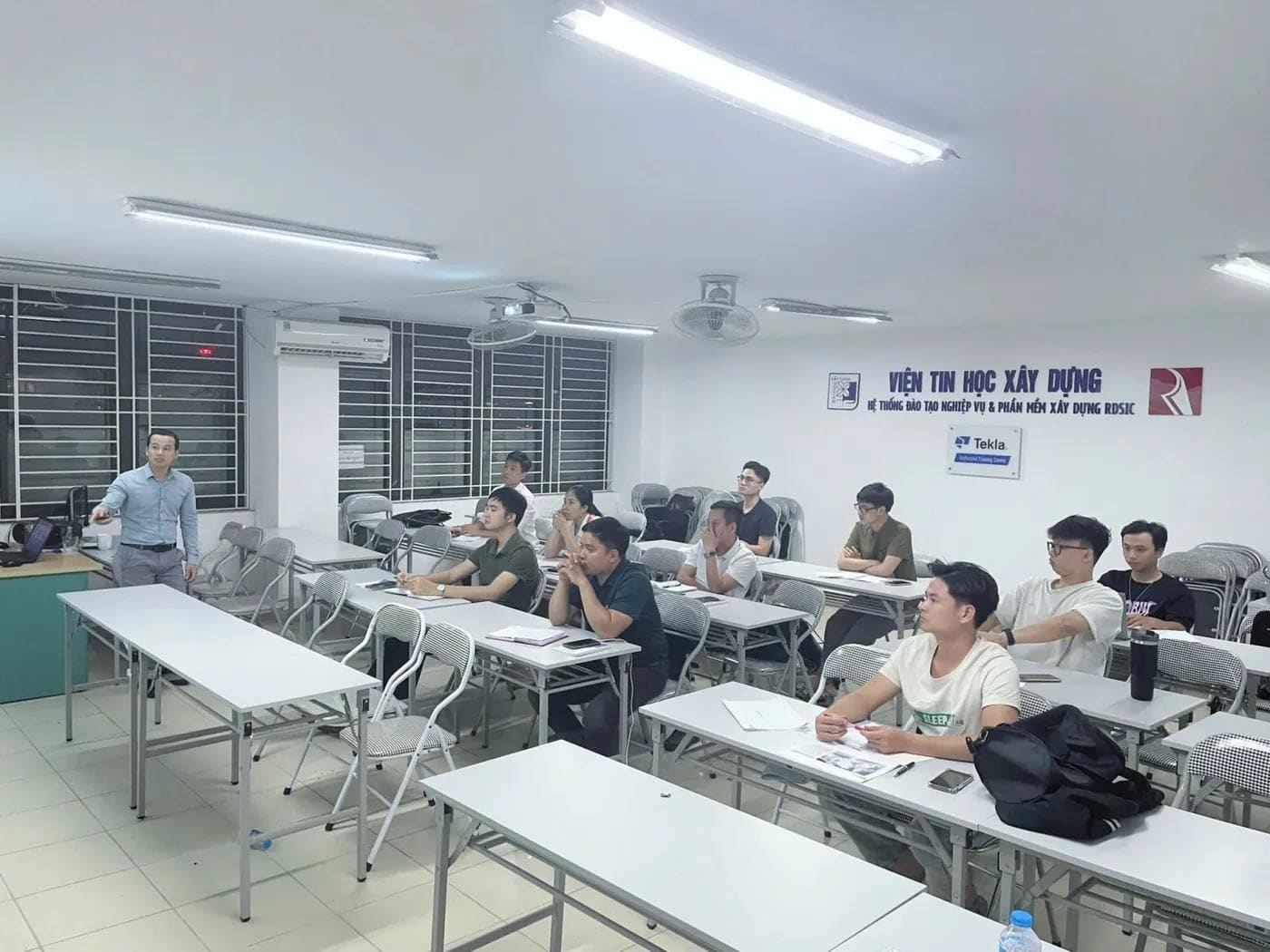 Một lớp BIM Manager tại Viện. Phần khó nhất khi dạy CDE không phải là thao tác trên phần mềm, mà là thuyết phục các bộ môn chịu tuân theo một quy trình chung