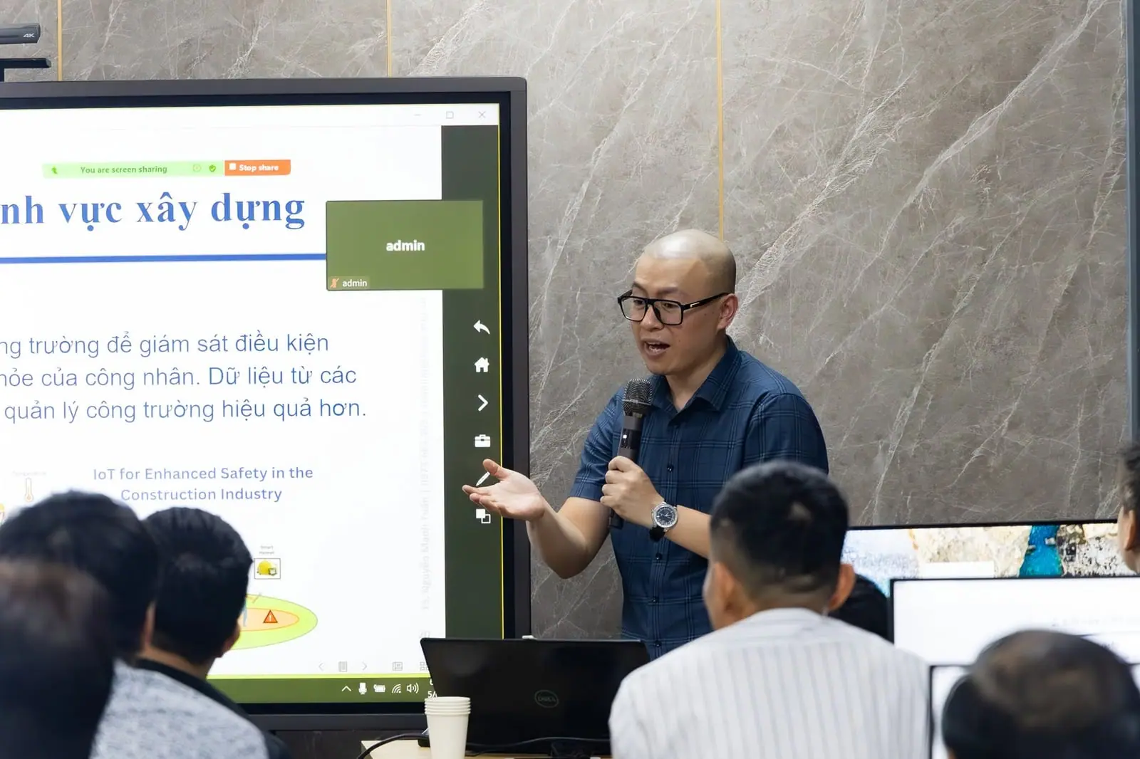 An Institute lecturer presenting digital technology applications in construction to participants from GIZA Vietnam