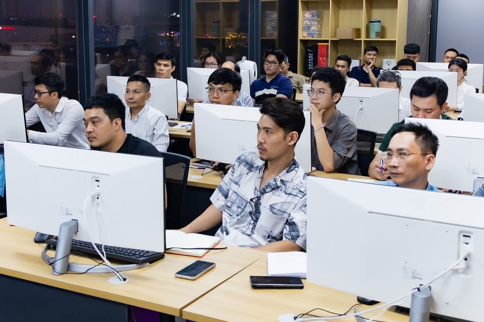 Học viên Công ty Cổ phần Thiết kế và Xây dựng GIZA Việt Nam theo dõi bài giảng, mỗi người một máy tính