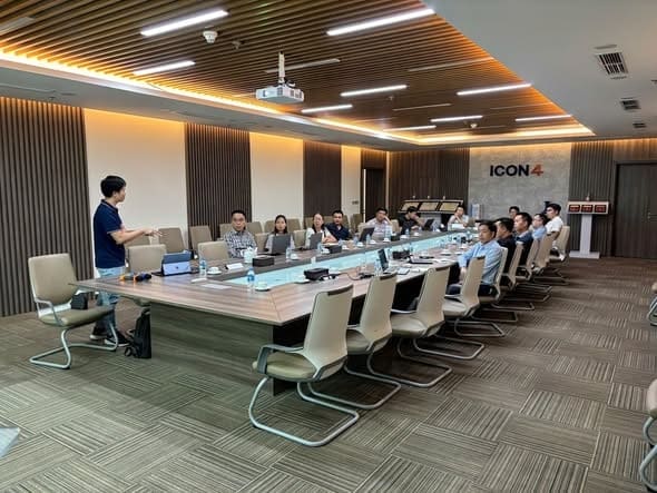 Giảng viên Viện Tin học Xây dựng trao đổi với học viên trong buổi đào tạo BIM Manager tại Công ty Cổ phần Xây dựng IKCONS