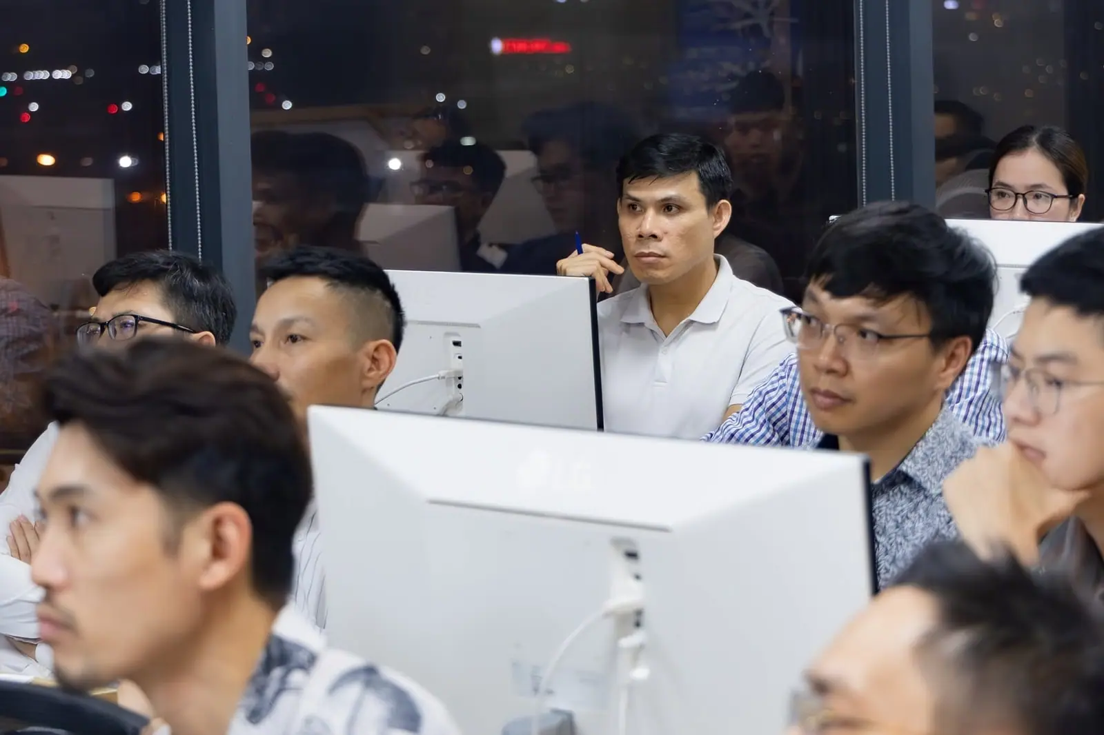 Học viên Công ty Cổ phần Thiết kế và Xây dựng GIZA Việt Nam theo dõi bài giảng, mỗi học viên sử dụng một máy tính riêng