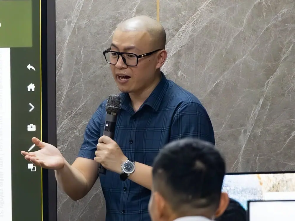 Giảng viên Viện Tin học Xây dựng giảng bài cho kỹ sư Công ty Cổ phần Thiết kế và Xây dựng GIZA Việt Nam