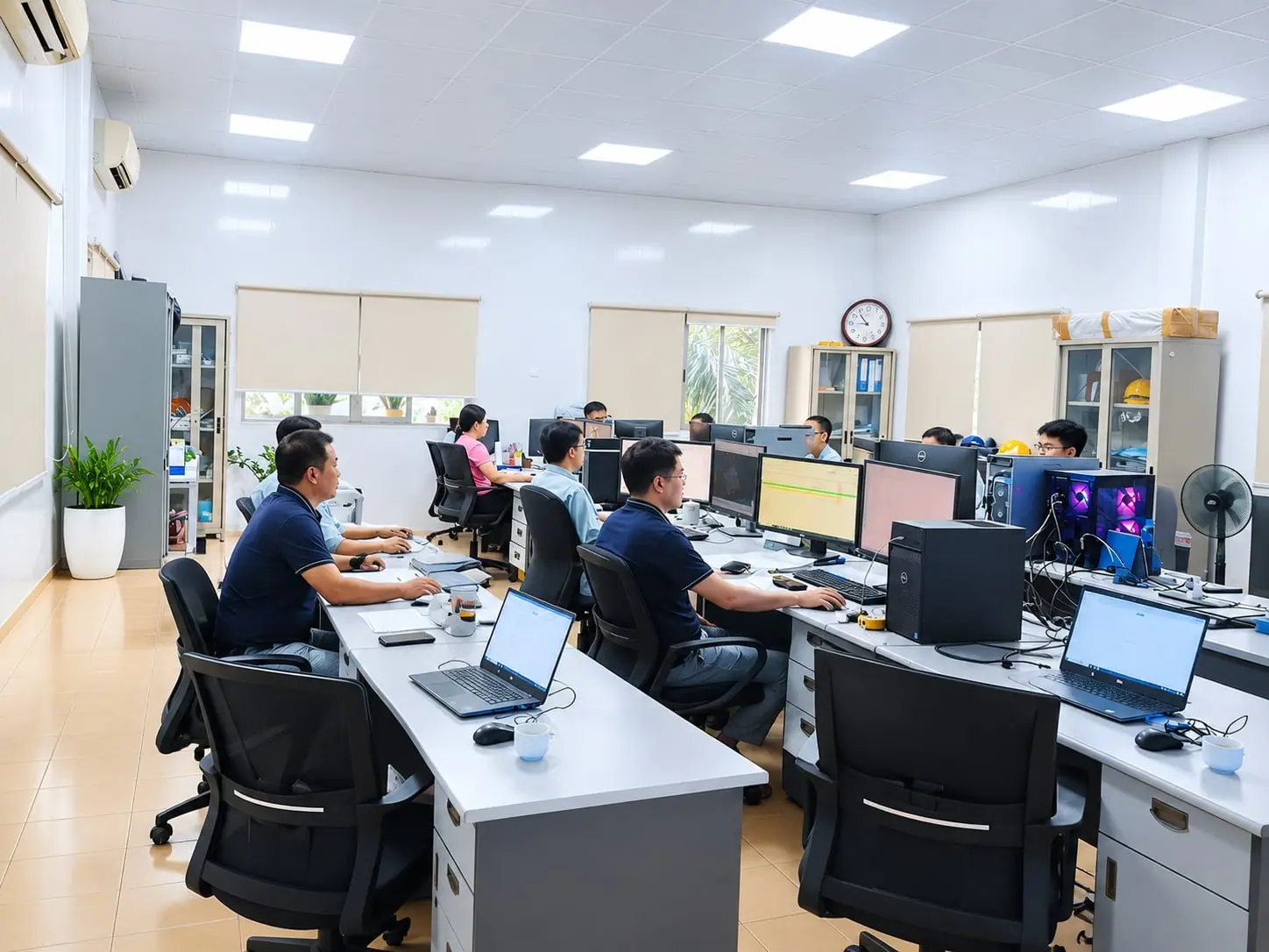 Kỹ sư Công ty TNHH Kết cấu thép MTSC Thăng Long thực hành trên máy tính trong khóa đào tạo do Viện Tin học Xây dựng tổ chức
