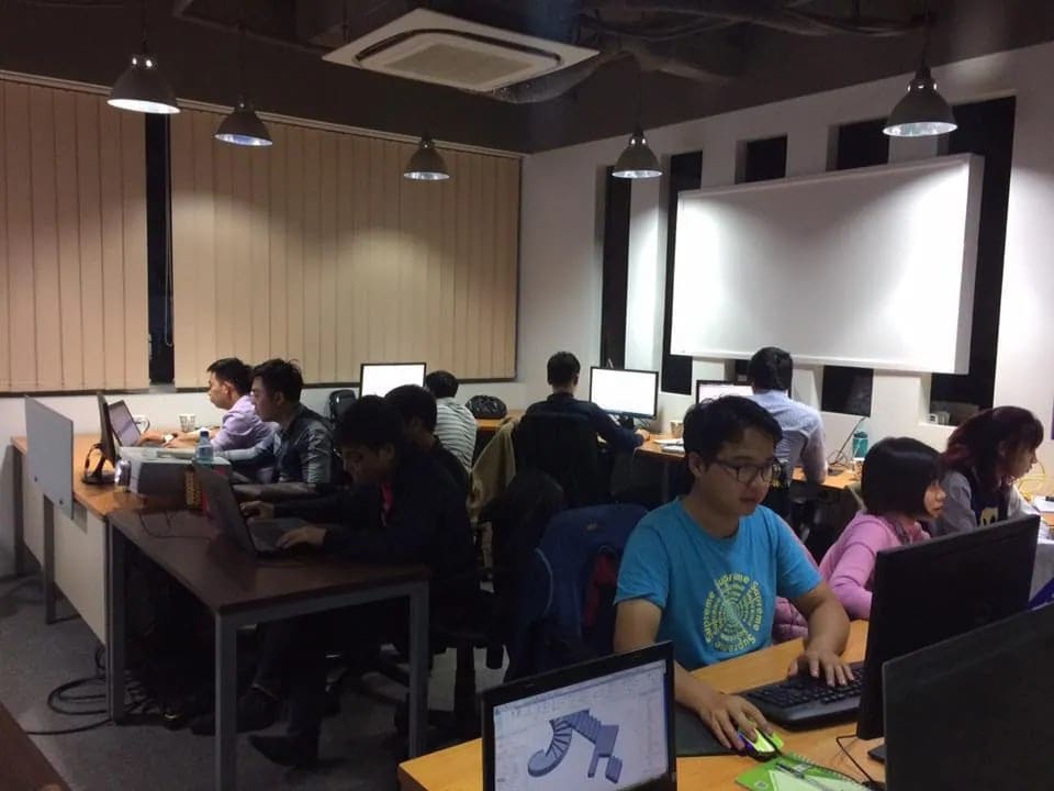 Lớp thực hành trên máy tại Viện: trong chương trình cho doanh nghiệp, mỗi học viên dựng một phần của cùng một dự án, nên kết thúc khóa là công ty có mô hình chung