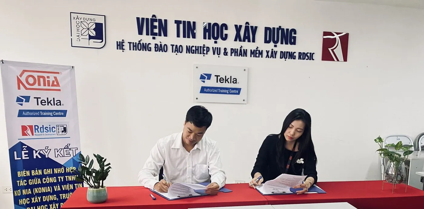 Ông Trần Anh Bình – Viện trưởng Viện Tin học Xây dựng Trường Đại học Xây Dựng Hà Nội và Bà Trần Thị Thu Thảo – Giám đốc Kinh doanh Công ty TNHH Kơ Nia trong buổi lễ ký kết MOU