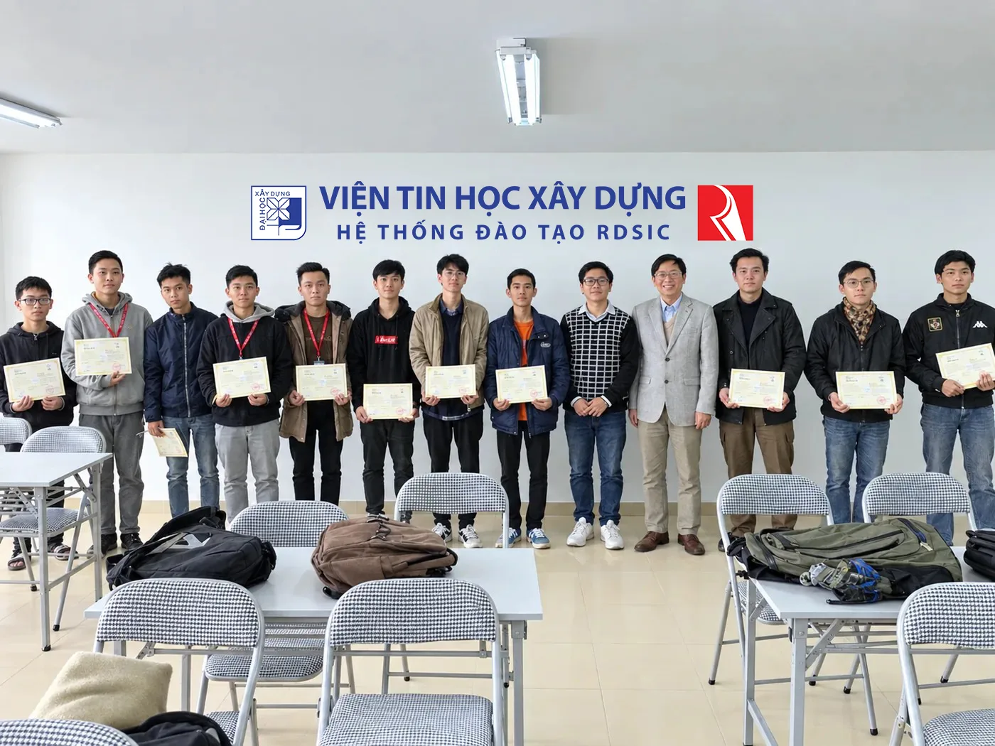 PGS.TS. Phạm Hùng Cường chụp ảnh cùng học viên khóa BIM Manager cầm giấy chứng nhận tại Viện Tin học Xây dựng