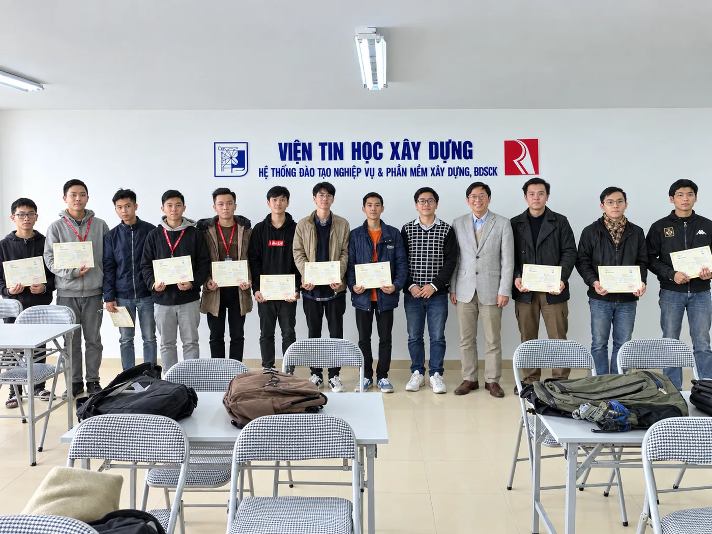 PGS.TS Phạm Hùng Cường và TS. Đỗ Quốc Hoàng chụp ảnh cùng học viên cầm giấy chứng nhận hoàn thành khóa học tại Viện Tin học Xây dựng
